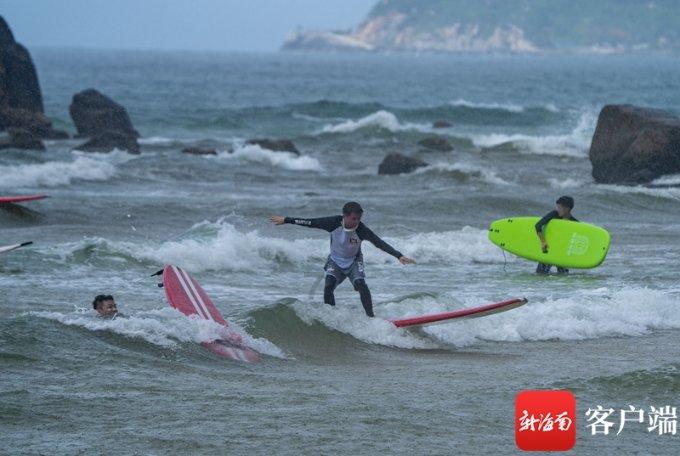 冯飞在三亚暗访检查冬季旅游消费市场秩序